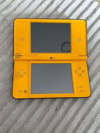 Nintendo DSi XL Amarilla