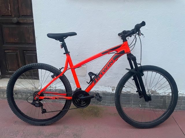 Bicicleta de montaña Btwin Roja
+ una casca regalo