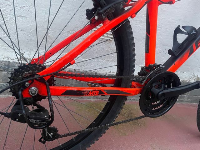 Bicicleta de montaña Btwin Roja
+ una casca regalo