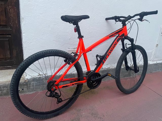 Bicicleta de montaña Btwin Roja
+ una casca regalo