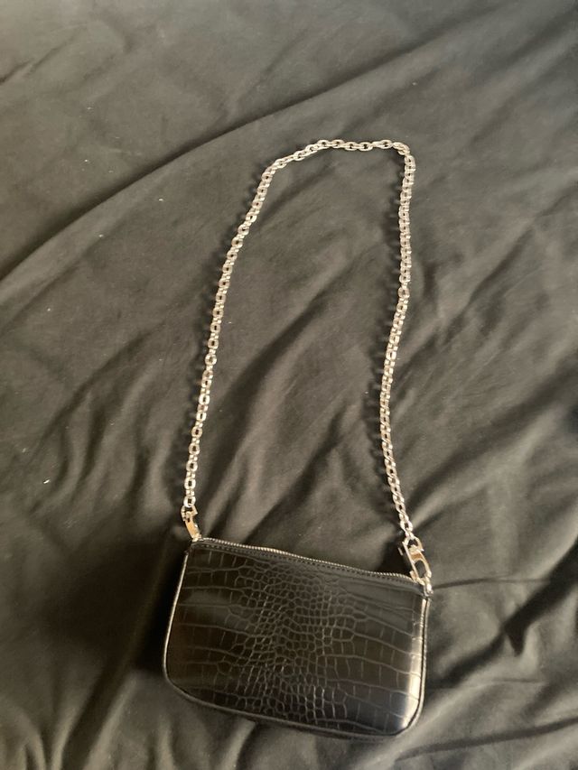 Bolso negro con cadena