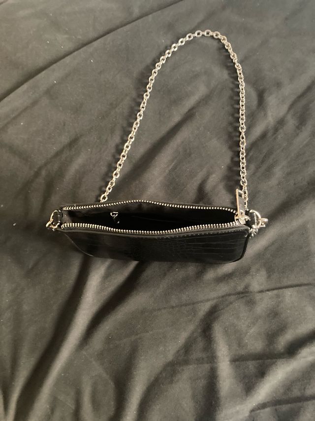 Bolso negro con cadena