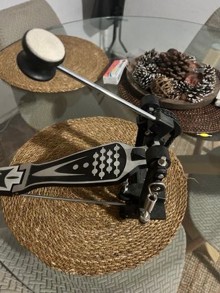 Pedal de bombo para batería