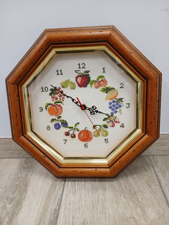 Reloj de punto de cruz con marco de madera