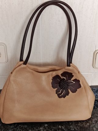 Bolso de mano beige con flor marrón
