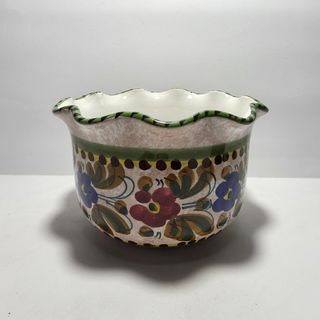 Vecchio vaso in ceramica smaltata con fiori
