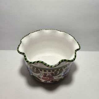 Vecchio vaso in ceramica smaltata con fiori