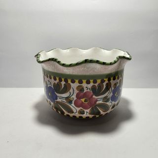 Vecchio vaso in ceramica smaltata con fiori