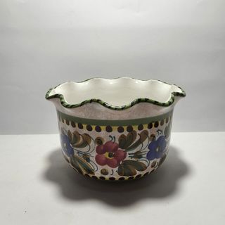 Vecchio vaso in ceramica smaltata con fiori