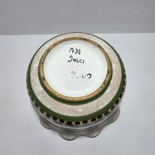 Vecchio vaso in ceramica smaltata con fiori