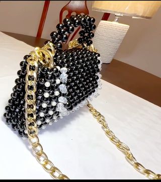 Bolso de cuentas negro con cadena dorada