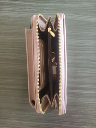 Cartera rosa con detalles dorados