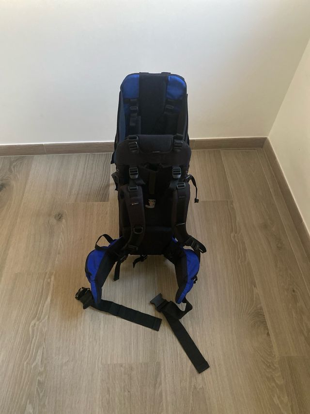 Mochila portabebés azul y negra