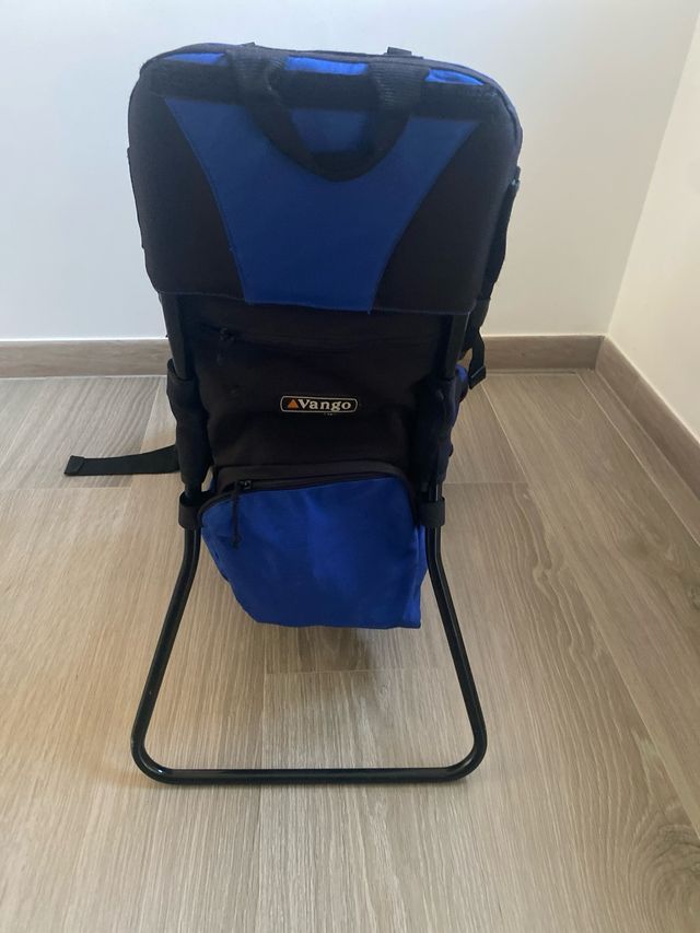 Mochila portabebés azul y negra
