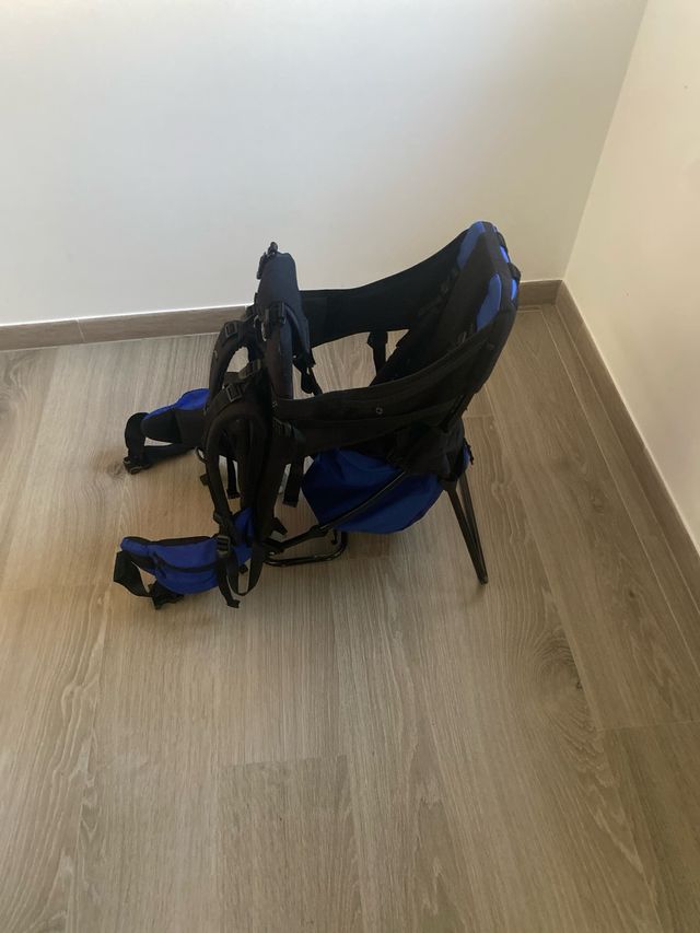 Mochila portabebés azul y negra