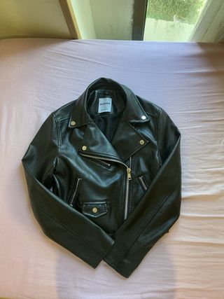 Chaqueta efecto cuero Bershka negra