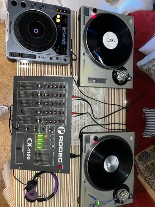 Equipo DJ: Tocadiscos, CDJ y Mezclador
