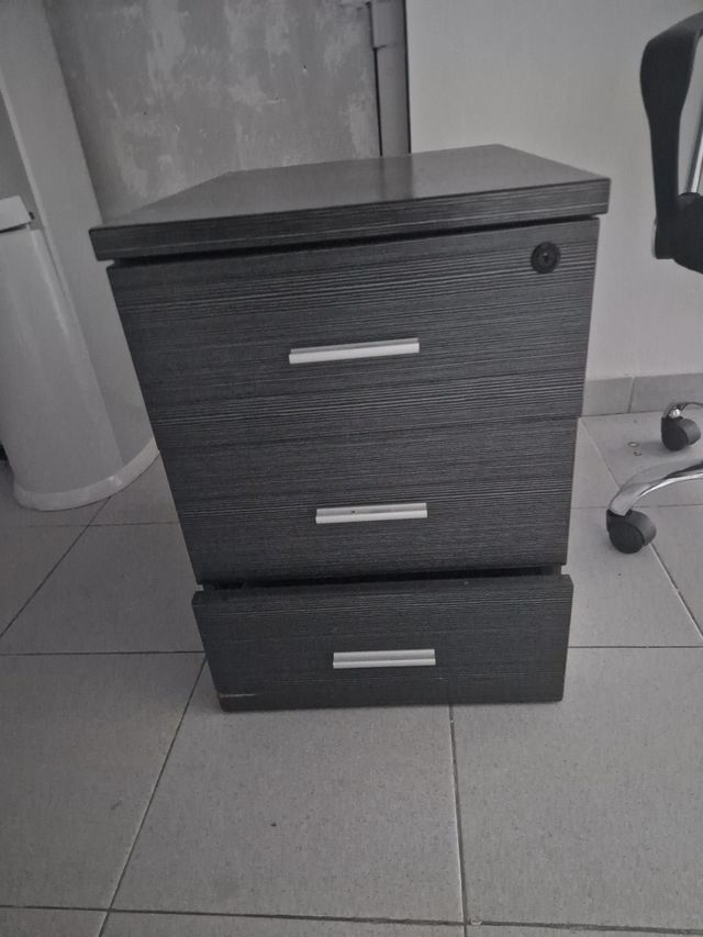 Mueble archivador gris con cerradura