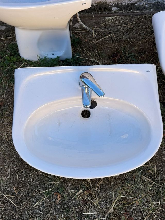 Lavabo Gala Porcelana Blanco y Cromo y Bidet