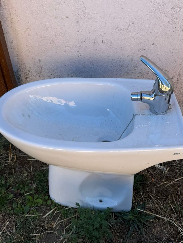 Lavabo Gala Porcelana Blanco y Cromo y Bidet