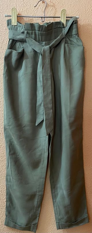Pantalón verde oliva de chica con cinturón