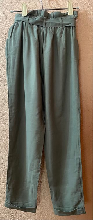 Pantalón verde oliva de chica con cinturón