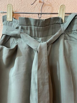 Pantalón verde oliva de chica con cinturón