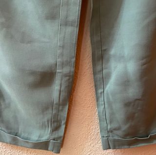 Pantalón verde oliva de chica con cinturón