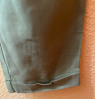 Pantalón verde oliva de chica con cinturón