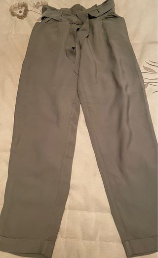 Pantalón verde oliva de chica con cinturón