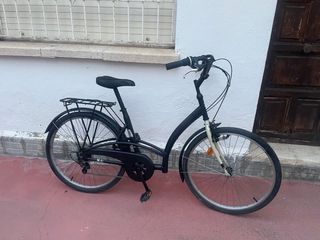 Bicicleta negra urbana
con los Bolsas BWin