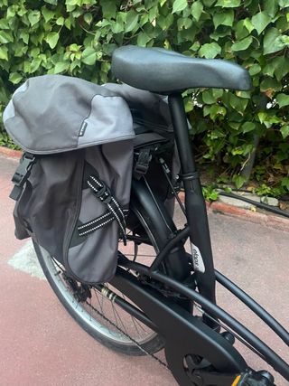 Bicicleta negra urbana
con los Bolsas BWin
