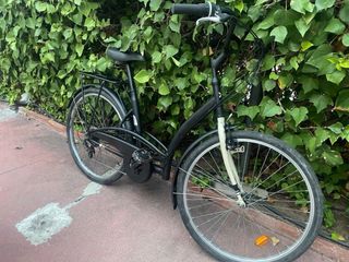 Bicicleta negra urbana
con los Bolsas BWin