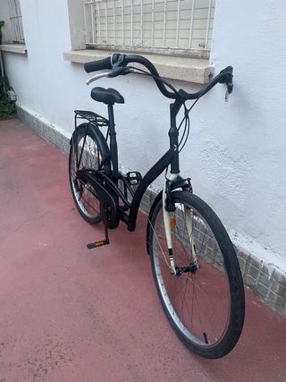 Bicicleta negra urbana
con los Bolsas BWin