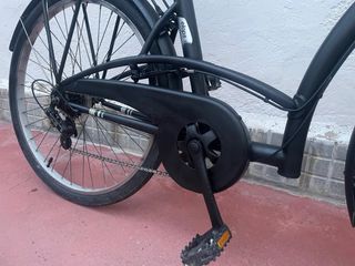 Bicicleta negra urbana
con los Bolsas BWin