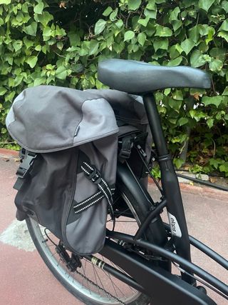 Bicicleta negra urbana
con los Bolsas BWin