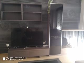 Mueble de comedor moderno con mesa de centro.