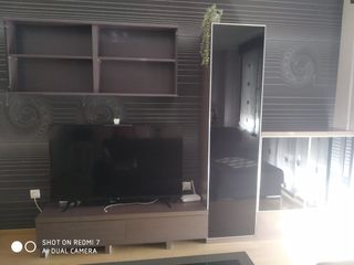 Mueble de comedor moderno con mesa de centro.