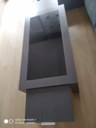Mueble de comedor moderno con mesa de centro.