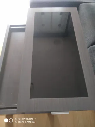 Mueble de comedor moderno con mesa de centro.