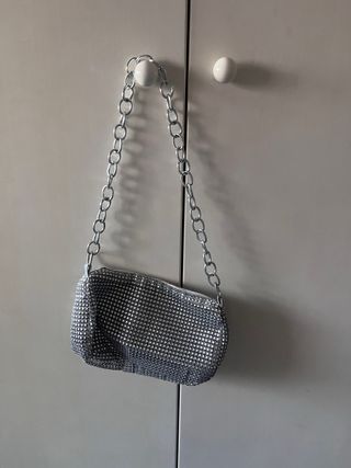 Bolso de fiesta plateado con cadena