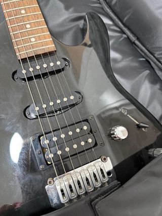 Guitarra Ibanez y funda