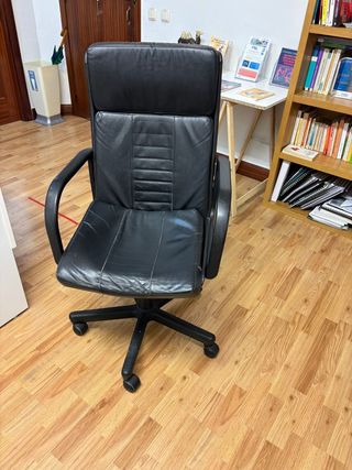 Silla de oficina giratoria con ruedas
