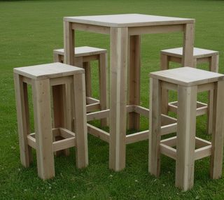 Mesa alta con 4 taburetes de madera