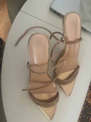 Sandalias doradas tacón fino pedrería