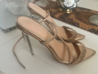 Sandalias doradas tacón fino pedrería