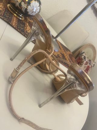 Sandalias doradas tacón fino pedrería