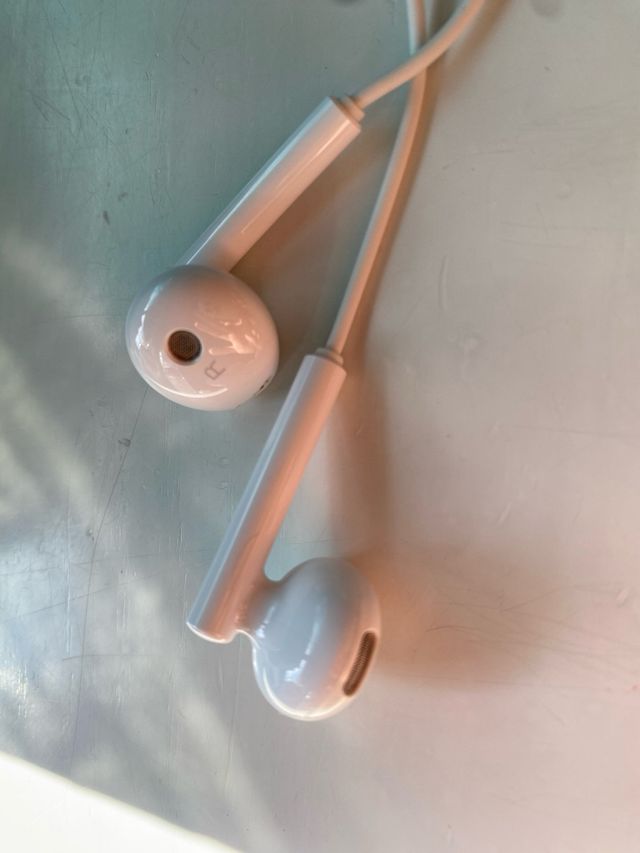 Auriculares Huawei con cable blancos
