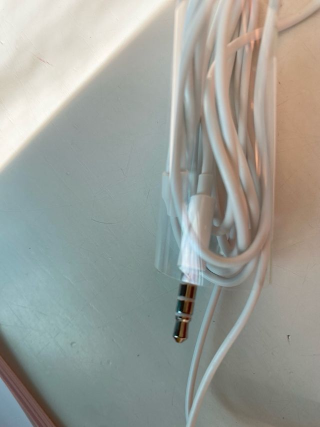 Auriculares Huawei con cable blancos