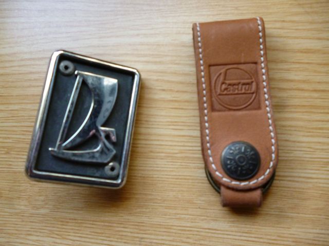 Insignia coche Lada y llavero Castrol
